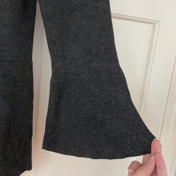 Cable & Gauge Peplum Bell Sleeved‎ Charcoal Sweater Ribbed Peplum Knit Top - Picture 2 of 10